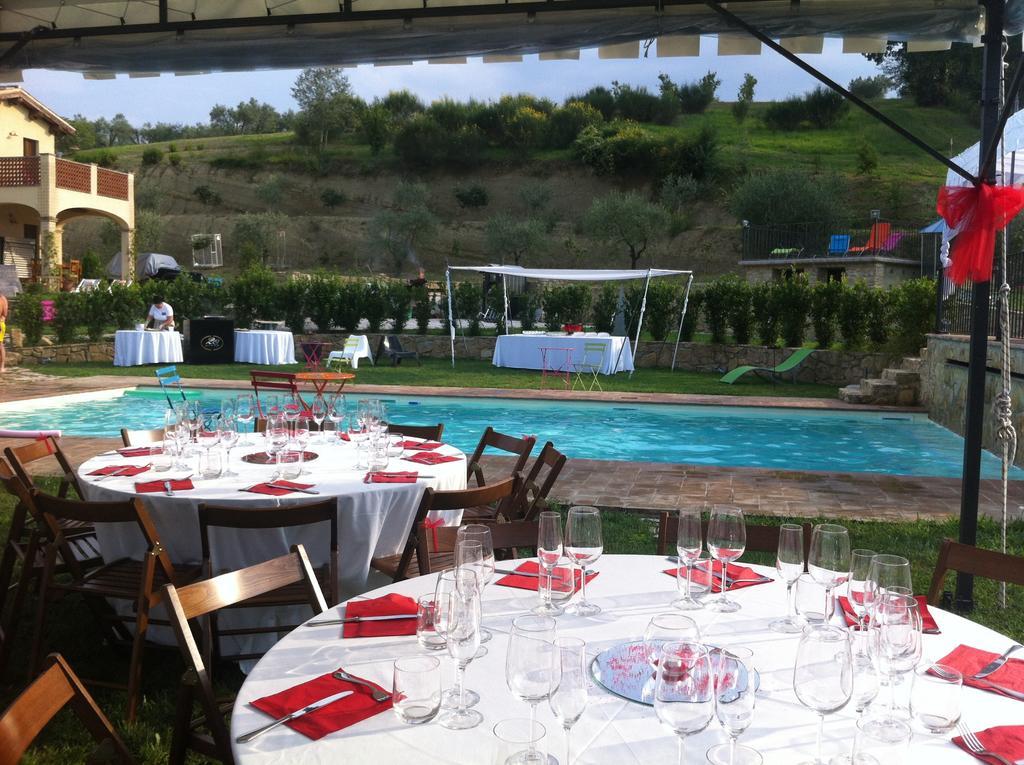 Borgo Le Capannelle Aparthotel Castel Ritaldi Bagian luar foto