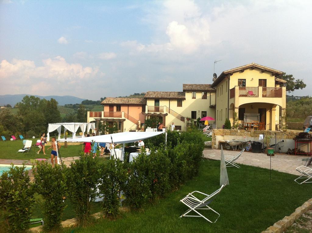 Borgo Le Capannelle Aparthotel Castel Ritaldi Bagian luar foto