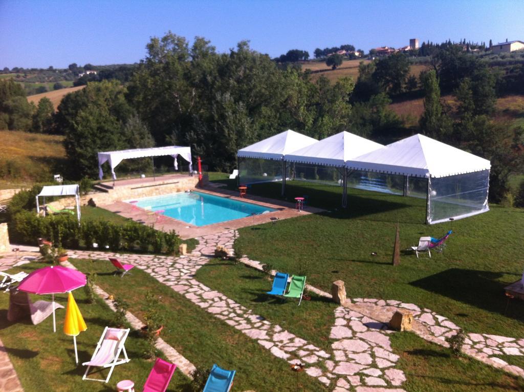 Borgo Le Capannelle Aparthotel Castel Ritaldi Bagian luar foto